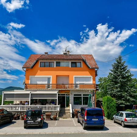 Accommodation "Old Town Dreznik" ราโควิซา ภายนอก รูปภาพ
