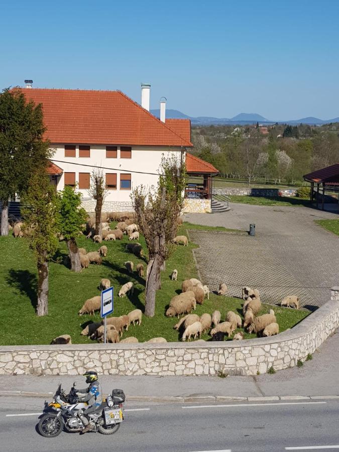 Accommodation "Old Town Dreznik" ราโควิซา ภายนอก รูปภาพ