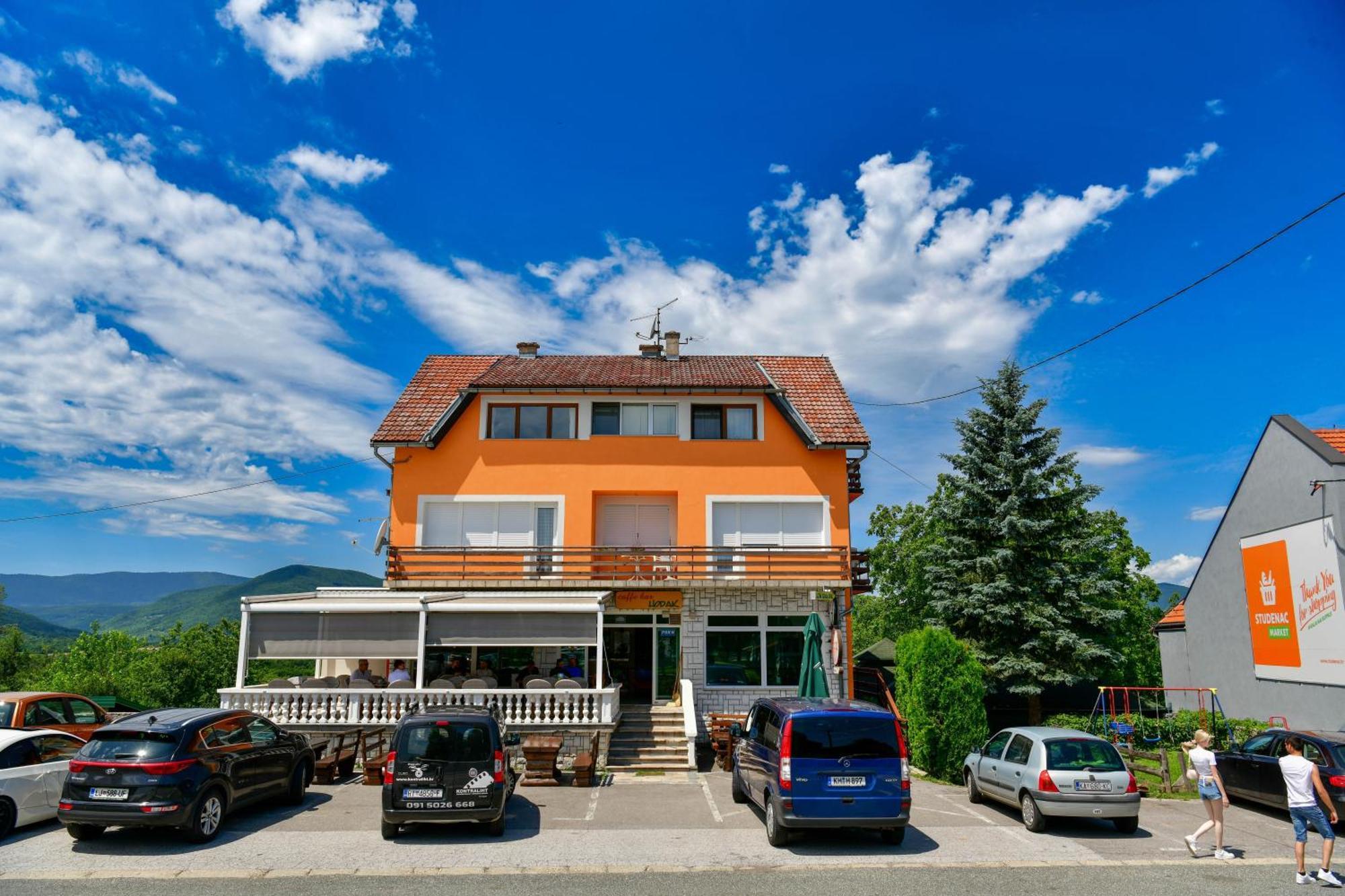 Accommodation "Old Town Dreznik" ราโควิซา ภายนอก รูปภาพ