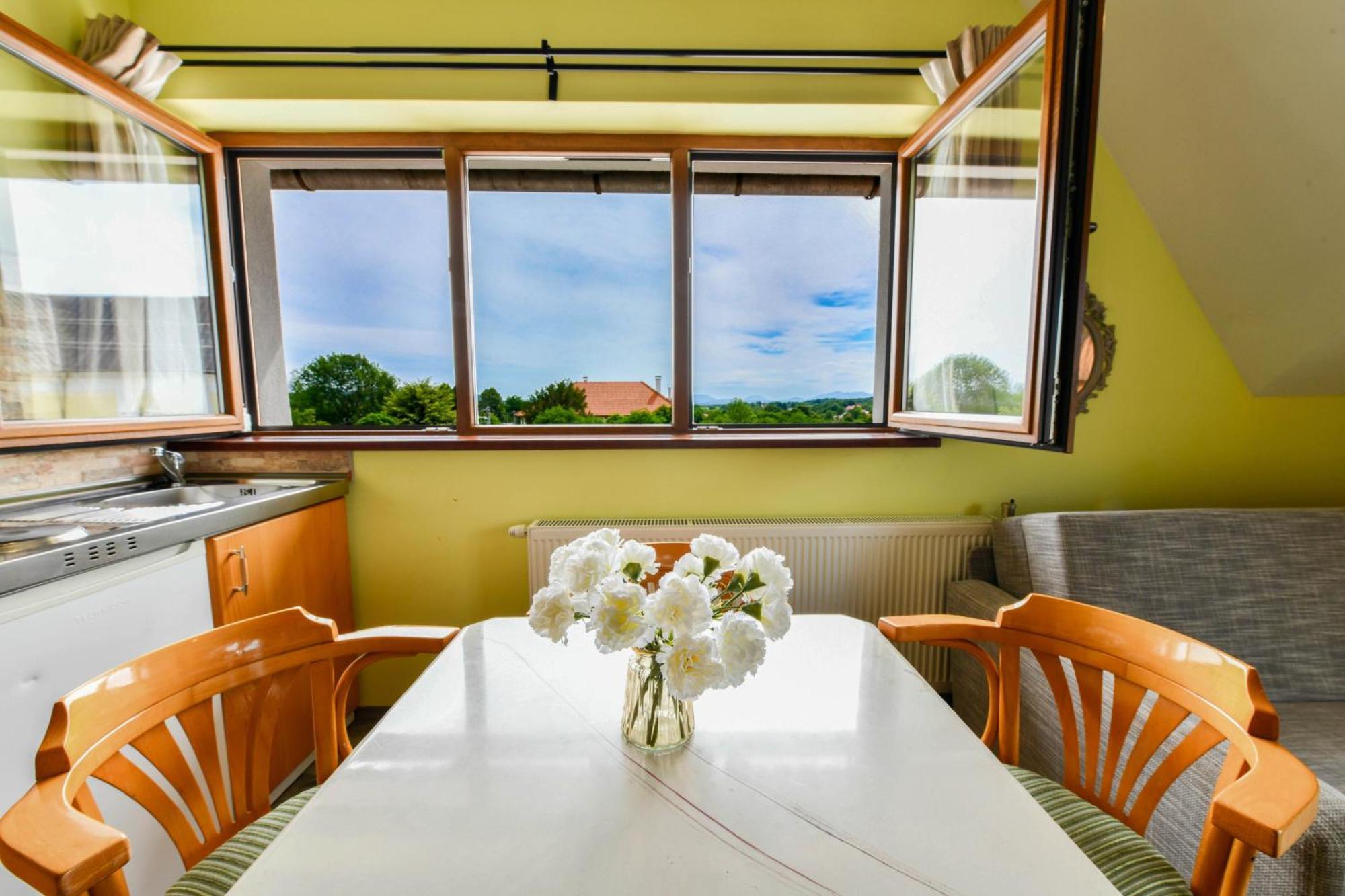Accommodation "Old Town Dreznik" ราโควิซา ภายนอก รูปภาพ