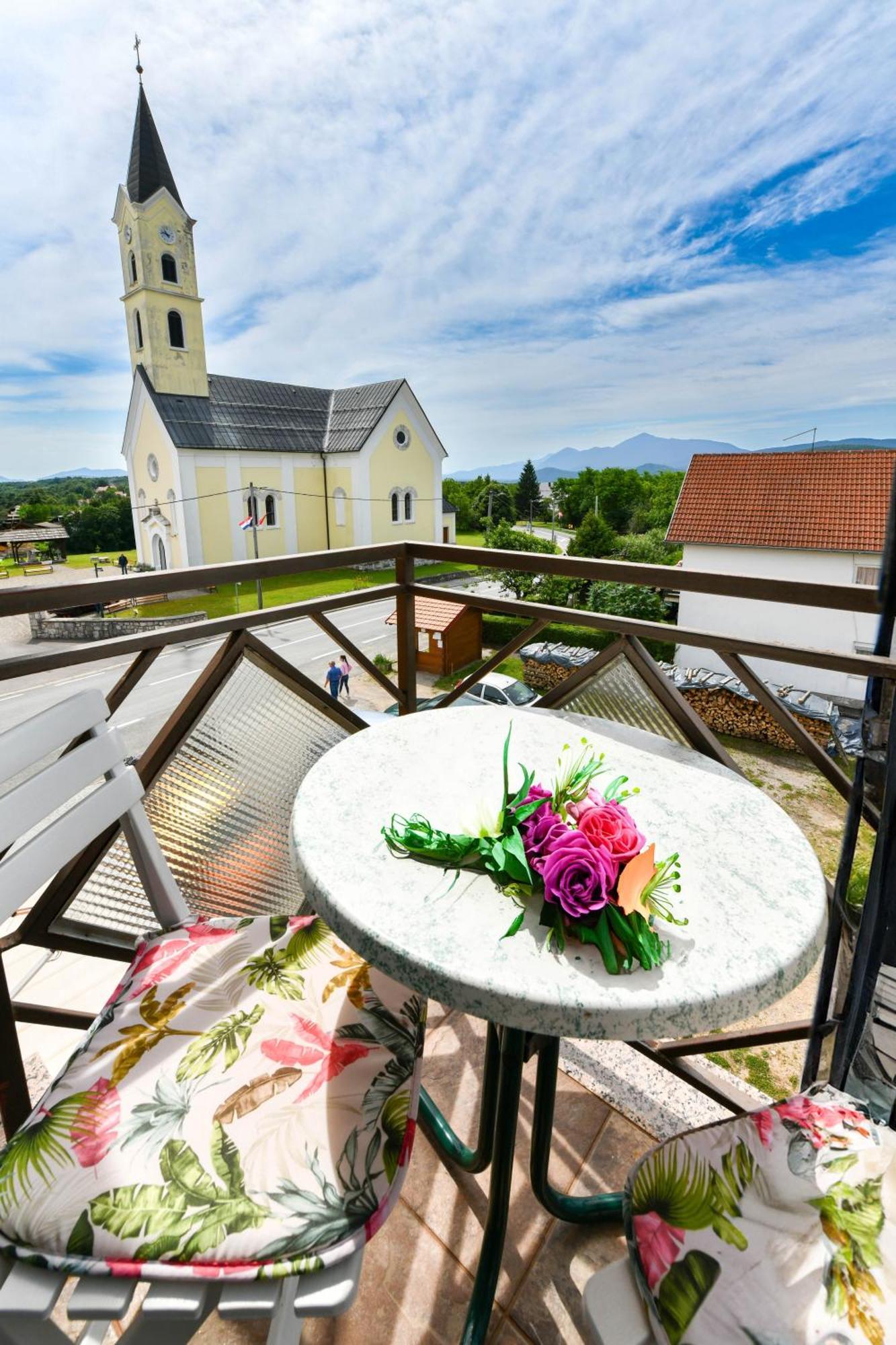 Accommodation "Old Town Dreznik" ราโควิซา ภายนอก รูปภาพ